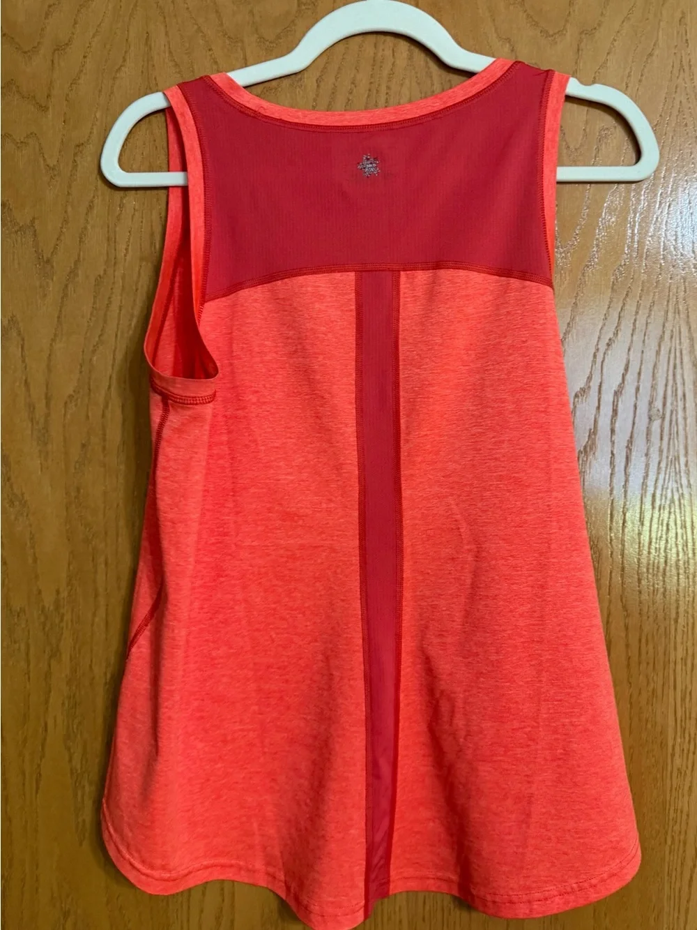Lot of Women’s workout tops - UnderArmour, Nike, Reebok - Picture 12 of 13
